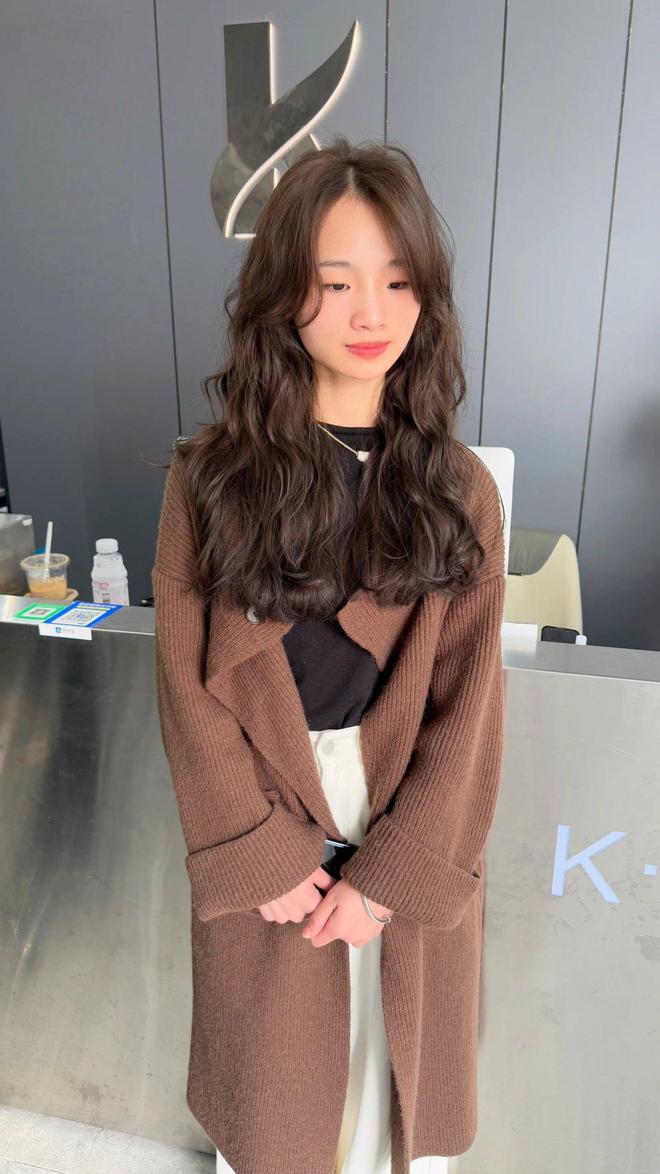 九游会官网J9浪VS小卷：发型界的风格争